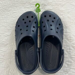BNWT crocs. Navy. Unisex size M7/W9